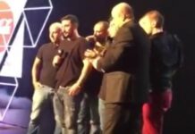 Η επιστροφή του Τριαντάφυλλου στο σπίτι, το βραβείο και το κλάμα της μάνας