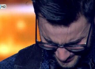 X-FACTOR: X Factor: Κατέρρευσε ο Ίαν Στρατής! Έβαλε τα κλάματα στη σκηνή! (VIDEO)