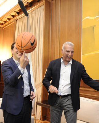 Ποιος Γκάλης; Δείτε τον Τσίπρα με το δάχτυλο στη μπάλα! (BINTEO+ΦΩΤΟ)