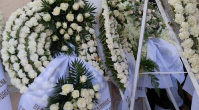 Θρήνος και σπαραγμός στην κηδεία της κόρης του Νίκου Νικολόπουλου (ΦΩΤΟ)