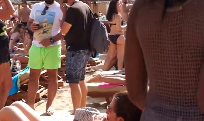 Αφήστε ό,τι κάνετε: Δείτε την τουρίστρια που θα μας μείνει αξέχαστη το φετινό καλοκαίρι (ΒΙΝΤΕΟ)