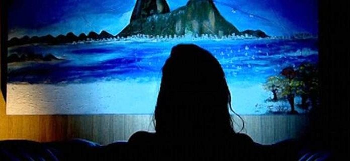 «Ξύπνησα με έναν άντρα από κάτω μου, έναν πάνω μου και άλλοι δύο μου κρατούσαν τα χέρια»
