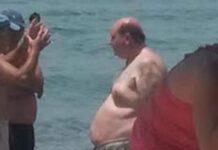 Ο Νίκος Φίλης με μαγιό στην παραλία της Καλαμάτας (ΦΩΤΟ)