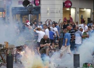 EURO 2016: Απίστευτης αγριότητας επεισόδια – Άγγλοι χούλιγκαν πιάστηκαν στα χέρια με Ρώσους οπαδούς (ΦΩΤΟ+ΒΙΝΤΕΟ)