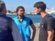 Ο ελληνικής καταγωγής αστέρας του Χόλιγουντ, Theo James, στους πρόσφυγες στον Πειραιά