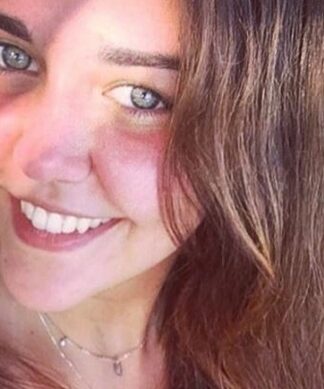 Βγάζει selfie χαμογελώντας η κόρη πασίγνωστου Έλληνα ηθοποιού