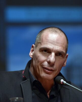 ΤΩΡΑ: Ο καλοφαγωμένος Βαρουφάκης στο πλοίο απο Αίγινα (ΦΩΤΟ)