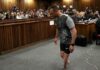 Ο εξευτελισμός του Πιστόριους: Τον ανάγκασαν να περπατήσει χωρίς προσθετικά άκρα (ΦΩΤΟ+ΒΙΝΤΕΟ)