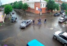Κομφούζιο στη διασταύρωση – Μετά το τρακάρισμα ακολούθησαν απίστευτα κλωτσομπουνίδια! (ΒΙΝΤΕΟ)