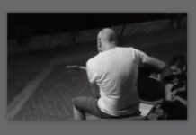 Δεν θα πιστεύετε ποιος τραγουδιστής τραγουδάει στον πεζόδρομο του Θησείου
