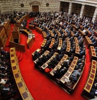 Υπουργός της Κυβέρνησης πήγε στη Βουλή με παντόφλες! (Φωτο)