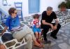 Η οικογένεια Μώραλη τρώει μαζί με τον Τομ Χανκς στην Αντίπαρο!