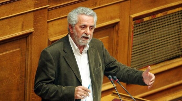 O Θοδωρής Δρίτσας αφιέρωσε Νατάσα Θεοδωρίδου στους πρόσφυγες του ΠΕΙΡΑΙΑ!