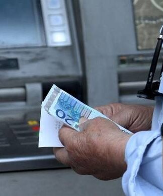 Απώλειες για έναν στους δύο συνταξιούχους – Ψαλίδι και στις συντάξεις χηρείας