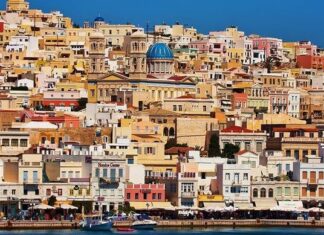 ΑΥΤΟ είναι το χειρότερο παρκάρισμα που έχετε δει ποτέ – Η φωτογραφία από τη Σύρο κάνει το γύρο του Διαδικτύου