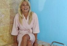 Φαίη Σκορδά: Με μπουρνούζι στην μπανιέρα στέλνει το μήνυμά της
