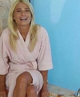 Φαίη Σκορδά: Με μπουρνούζι στην μπανιέρα στέλνει το μήνυμά της