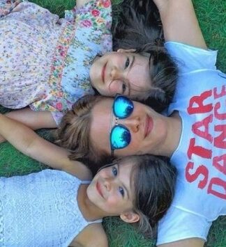 Είναι η σύζυγος και οι πανέμορφες κόρες πασίγνωστου Έλληνα τραγουδιστή!