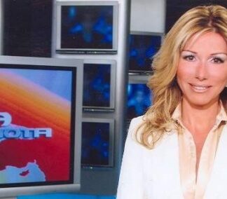 Όταν η Λίζα Δουκακάρου έβγαλε το σακάκι της ενημέρωσης και εμφανίστηκε topless (ΦΩΤΟ)