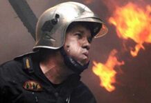 H συγκλονιστική εικόνα του Έλληνα πυροσβέστη μέσα στις φλόγες!