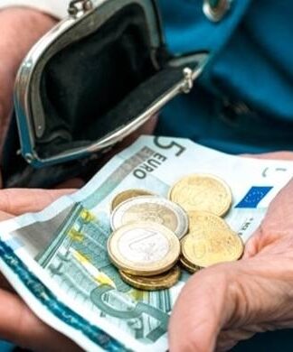 Σοκ για χιλιάδες συνταξιούχους: Παράνομες μειώσεις στα μερίσματα έως και 318 ευρώ!