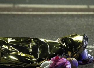 Η φωτογραφία από τη Νίκαια που σοκάρει όλο τον πλανήτη – Ένα νεκρό παιδί στη μέση του δρόμου