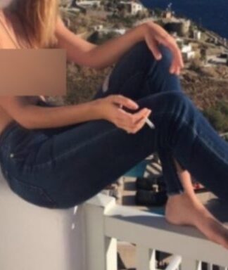 Πόζαρε topless στη Μύκονο και τρέλανε τους πάντες!