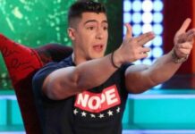 Ημίγυμνος ο “Αγάπη μόνο” ποζάρει σε παραλία μπροστά από δύο…