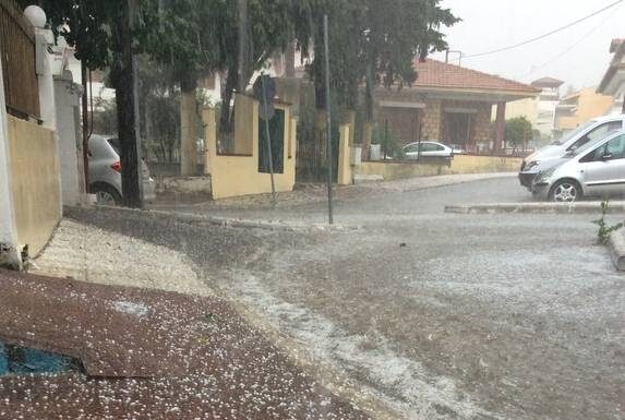 Απίστευτες εικόνες: Πυκνό χαλάζι έπληξε το Ωραιόκαστρο Θεσσαλονίκης