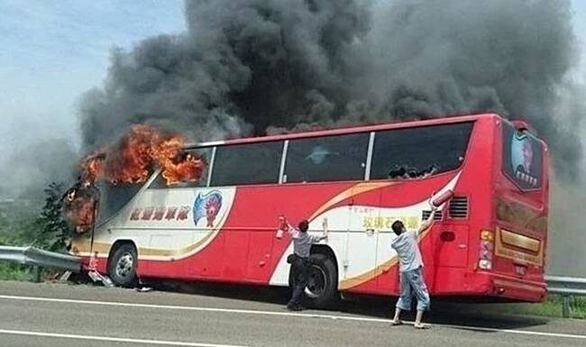 ΦΡΙΚΗ: Κάηκαν ζωντανοί 26 επιβάτες λεωφορείου – Σοκαριστικές εικόνες
