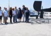Αίγινα: Το γλυπτό του Γιάννη Μόραλη “Χωρίς Τίτλο” τοποθετήθηκε στο λιμάνι – Το βράδυ της Παρασκευής η επίσημη τελετή