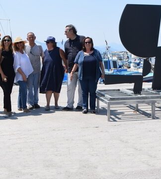 Αίγινα: Το γλυπτό του Γιάννη Μόραλη “Χωρίς Τίτλο” τοποθετήθηκε στο λιμάνι – Το βράδυ της Παρασκευής η επίσημη τελετή