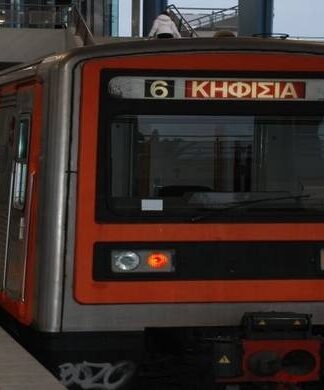 Τραγωδία στην Καλλιθέα: Αυτοκτόνησε πέφτοντας στις γραμμές του ηλεκτρικού