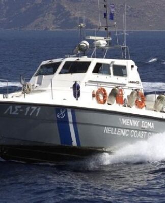 Ακυβέρνητο σκάφος με επιβάτες στη Σαλαμίνα