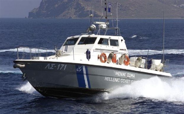 Ακυβέρνητο σκάφος με επιβάτες στη Σαλαμίνα