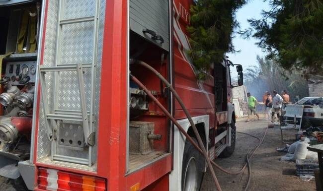 Φωτιά στην παλιά πόλη της Λευκάδας – Καίγονται σπίτια