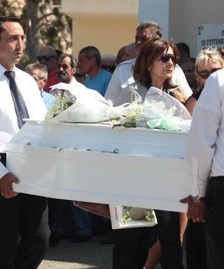 Τραγωδία στην Αίγινα: Θρήνος στην κηδεία της 5χρονης και του πατέρα της (Φωτο)