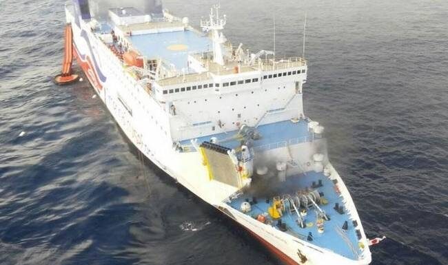 Ώρες αγωνίας για 512 επιβάτες πλοίου που έπιασε φωτιά (ΒΙΝΤΕΟ)
