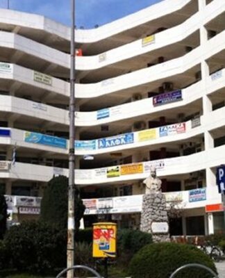 Σοκ στην Καρδίτσα: Νεαρή κοπέλα έπεσε από όροφο εμπορικού κέντρου