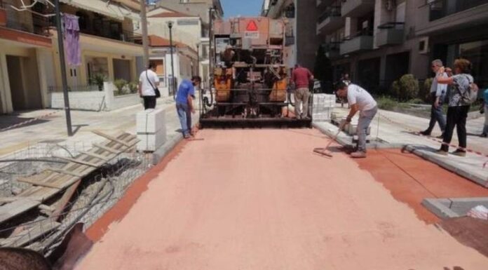 Οι πολύχρωμοι δρόμοι των Σερρών που απορροφούν τη θερμότητα