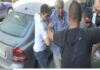 EKTAKTO: Συγγενείς των θυμάτων της Αίγινας επιτέθηκαν στον οδηγό του ταχύπλοου !