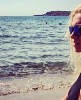 Η εντυπωσιακή εμφάνιση της Καινούργιου με μαγιό (ΦΩΤΟ)