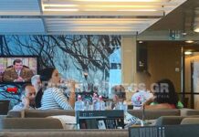 Ο πρώην Πρόεδρος της ΝΔ με την οικογένεια και την Φιλιππινέζα στα VIP για Πάρο!