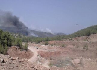 Βόρεια Εύβοια: Εκτός ελέγχου η πυρκαγιά στην Λίμνη