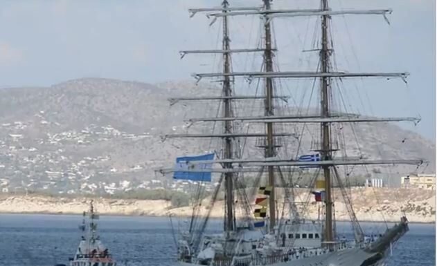ARA Libertad: Άφιξη στο λιμάνι του Πειραιά για το αργεντίνικο πολεμικό πλοίο (ΒΙΝΤΕΟ)