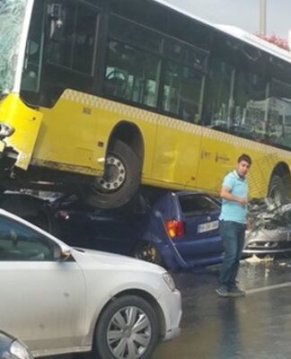 Απίστευτο τροχαίο: Λεωφορείο «καβάλησε» αυτοκίνητα! (ΒΙΝΤΕΟ + ΦΩΤΟ)
