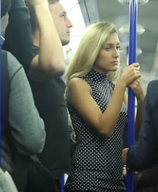 Την ”χούφτωσαν” μέσα στο μετρό και δείτε τι έγινε! (BINTEO)