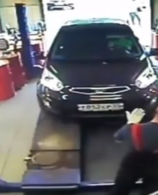 Γυναίκα μπέρδεψε το γκάζι με το φρένο και πάτησε τον μηχανικό! (ΒΙΝΤΕΟ)