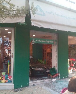 Απίστευτο! Ηλικιωμένη αντί να ξεπαρκάρει… έκανε όπισθεν και «μπούκαρε» σε κατάστημα στη Νέα Σμύρνη