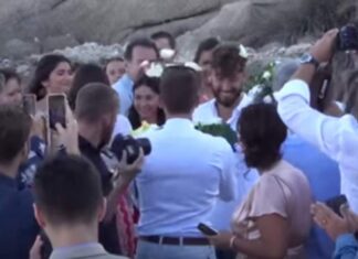 Μύκονος: Ο πρώτος gay γάμος στην Ψαρρού – Οι βέρες και το πέταγμα της ανθοδέσμης (ΒΙΝΤΕΟ)